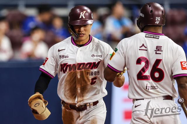 29일 오후 서울 구로구 고척스카이돔에서 열린 2025 신한 SOL Bank KBO리그 삼성 라이온즈와 키움 히어로즈의 경기, 키움 송성문이 이주형의 땅볼 타구에 홈 베이스를 밟았다. 키움 히어로즈
