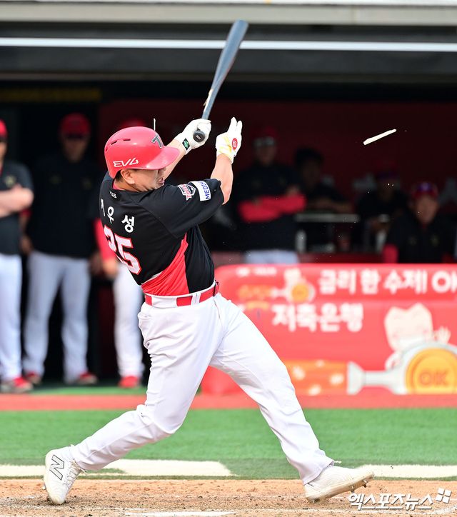 31일 오후 수원KT위즈파크에서 열린 '2025 신한 SOL Bank KBO리그' KIA 타이거즈와 KT 위즈의 경기, 8회초 2사 1,2루 KIA 이우성이 타격을 하고 있다. 엑스포츠뉴스 DB