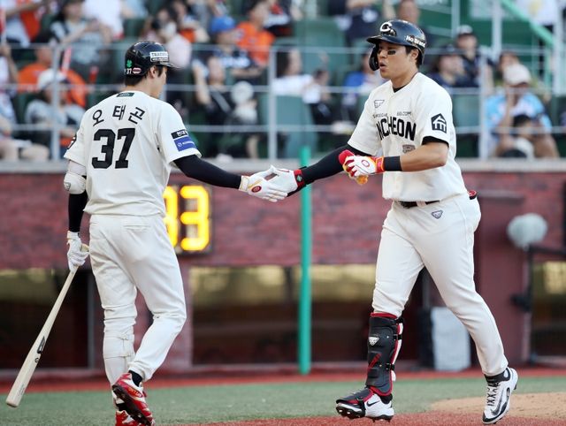 28일 인천 SSG랜더스필드에서 열린 2025 신한 SOL Bank KBO리그 한화 이글스와 SSG 랜더스의 경기, SSG가 미치 화이트의 호투와 기예르모 에레디아, 한유섬의 홈런을 앞세워 2-0으로 승리했다. 한유섬이 쐐기 솔로포를 날린 후 하이파이브를 하고 있다. SSG 랜더스