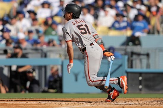 미국 메이저리그 샌프란시스코 자이언츠의 이정후가 30일(한국시간) 미국 일리노이주 시카고의 레이트필드에서 열린 2025 메이저리그 시카고 화이트삭스와 원정 경기에 6번타자 겸 중견수로 선발출전, 3타수 무안타 1사구를 기록했다. 3경기 연속 무안타에 그치면서 시즌 타율이 0.243까지 하락했다. 사진 연합뉴스