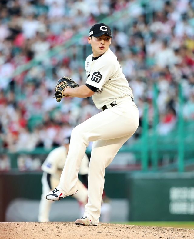 28일 인천 SSG랜더스필드에서 열린 2025 신한 SOL Bank KBO리그 한화 이글스와 SSG 랜더스의 경기, SSG가 미치 화이트의 호투와 기예르모 에레디아, 한유섬의 홈런을 앞세워 2-0으로 승리했다. 조병현이 힘차게 투구를 하고 있다. SSG 랜더스