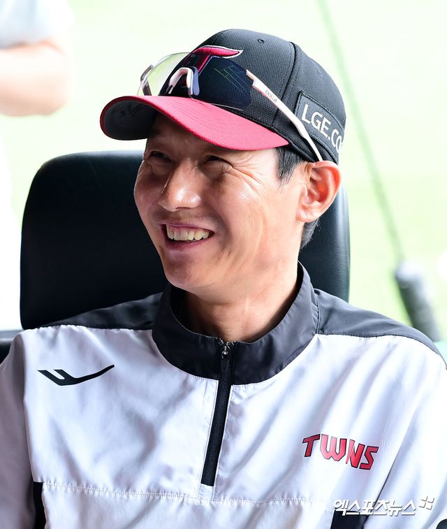 29일 오후 서울 송파구 잠실야구장에서 열리는 '2025 신한 SOL Bank KBO리그' KIA 타이거즈와 LG 트윈스의 경기, LG 염경엽 감독이 취재진과 대화를 나누고 있다. 잠실, 김한준 기자