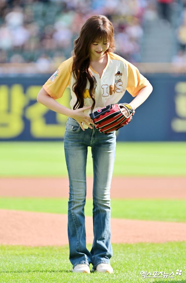 29일 오후 서울 송파구 잠실야구장에서 열린 '2025 신한 SOL Bank KBO리그' KIA 타이거즈와 LG 트윈스의 경기, 경기 전 아이브 리즈가 시구에 임하고 있다. 잠실, 김한준 기자