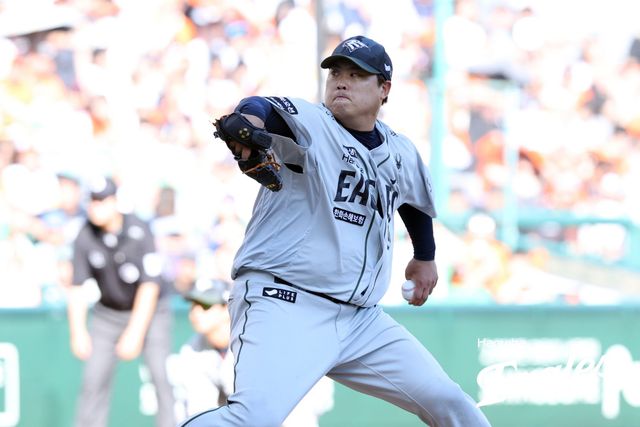 한화 이글스 류현진은 29일 인천 SSG랜더스필드에서 열린 2025 신한 SOL Bank KBO리그 SSG 랜더스와의 원정경기에서 선발투수로 등판했다. 내전근 통증 후 24일 만의 선발 복귀전에 나선 류현진은 5이닝 6피안타 1볼넷 9탈삼진 1실점을 기록했다. 한화 이글스