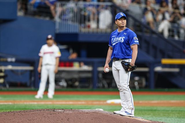 29일 오후 서울 구로구 고척스카이돔에서 열린 2025 신한 SOL Bank KBO리그 삼성 라이온즈와 키움 히어로즈의 경기, 삼성의 5번째 투수로 구원 등판한 오승환이 1이닝 3피안타 2실점을 기록했다. 삼성 라이온즈