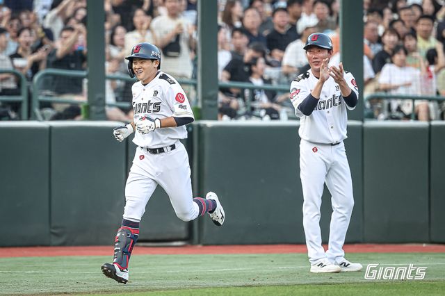 왼쪽에 위치한 롯데 자이언츠 박찬형이 지난 27일 KT 위즈전에서 프로 데뷔 첫 홈런을 친 뒤 홈으로 향하고 있다. 롯데 자이언츠