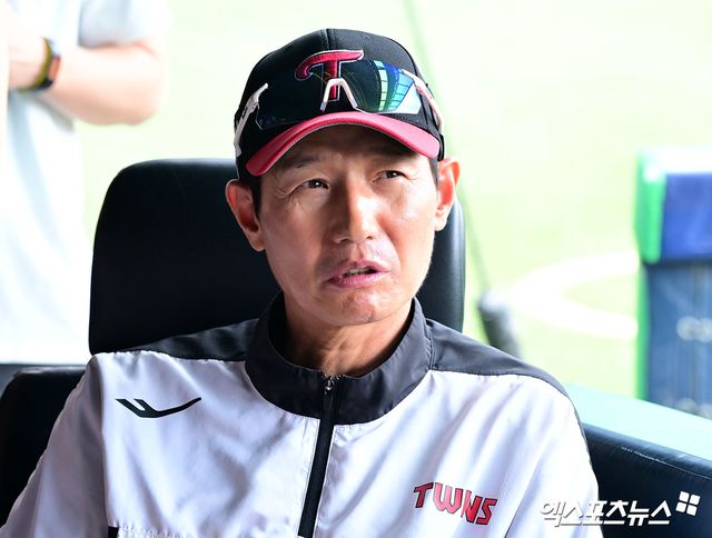 29일 오후 서울 송파구 잠실야구장에서 열리는 '2025 신한 SOL Bank KBO리그' KIA 타이거즈와 LG 트윈스의 경기, LG 염경엽 감독이 취재진과 대화를 나누고 있다. 잠실, 김한준 기자