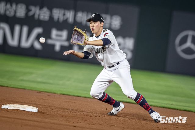 롯데 자이언츠 박찬형이 지난 27일 KT 위즈전에서 수비하고 있다. 롯데 자이언츠