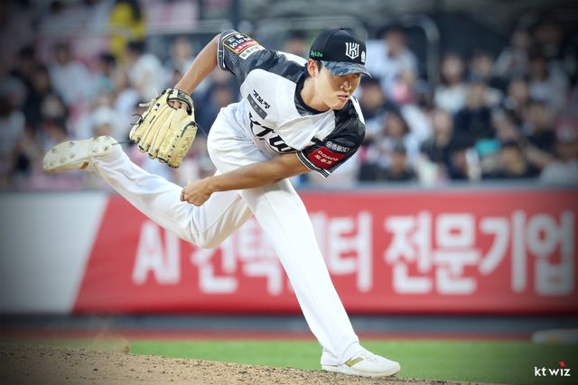 KT 위즈 좌완투수 전용주가 올해 정규시즌 경기에 구원 등판해 역투하고 있다. KT 위즈