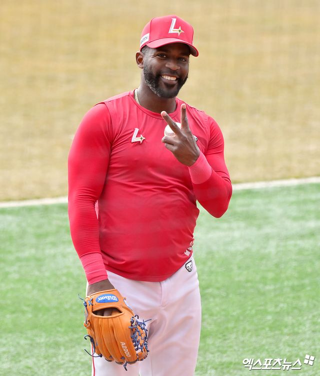 15일 오후 인천SSG랜더스필드에서 열린 '2025 신한 SOL Bank KBO리그' LG 트윈스와 SSG 랜더스의 시범경기, SSG 에레디아가 포즈를 취하고 있다. 엑스포츠뉴스 DB