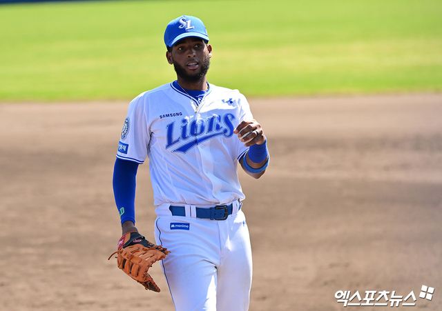 1일 오후 일본 오키나와 온나손 아카마 구장에서 열린 LG 트윈스와 삼성 라이온즈의 연습경기, 3회초 삼성 디아즈가 LG 문보경의 타구를 잡은 후 1루 베이스를 밟고 있다. 엑스포츠뉴스 DB