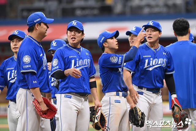 21일 오후 서울 구로구 고척스카이돔에서 열린 '2025 신한 SOL Bank KBO리그' 삼성 라이온즈와 키움 히어로즈의 경기, 삼성이 키움을 상대로 6:1 승리를 거뒀다. 이날 경기를 승리로 마친 삼성 선수들이 기뻐하고 있다. 엑스포츠뉴스 DB