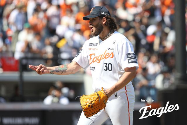 3일 대전 한화생명 볼파크에서 열린 2025 신한 SOL Bank KBO리그 KT 위즈와 한화 이글스의 경기, 한화가 KT에 10-1 대승을 거두고 시즌 전적 35승24패를 만들었다. 선발투수 코디 폰세는 6이닝 2피안타 1볼넷 7탈삼진 무실점 호투로 시즌 9승을 달성, 다승 단독 선두로 올라섰다. 한화 이글스