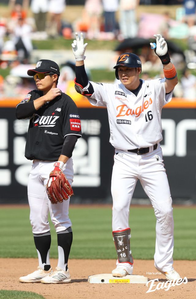 3일 대전 한화생명 볼파크에서 열린 2025 신한 SOL Bank KBO리그 KT 위즈와 한화 이글스의 경기, 한화가 KT에 10-1 대승을 거두고 시즌 전적 35승24패를 만들었다. 한화 하주석은 2안타 2타점으로 팀 승리를 이끌었다. 한화 이글스