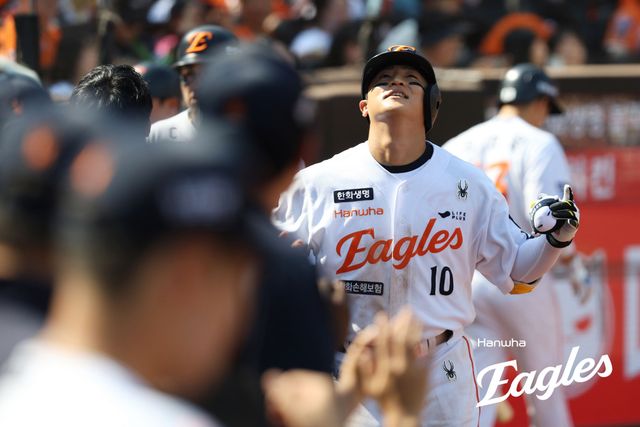 3일 대전 한화생명 볼파크에서 열린 2025 신한 SOL Bank KBO리그 KT 위즈와 한화 이글스의 경기, 한화가 KT에 10-1 대승을 거두고 시즌 전적 35승24패를 만들었다. 한화 이진영은 1안타(1홈런) 2볼넷 2타점 2득점으로 팀 승리를 이끌었다. 한화 이글스