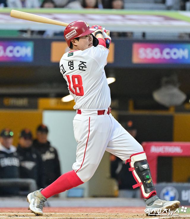 17일 오후 인천SSG랜더스필드에서 열린 '2025 신한 SOL Bank KBO리그' 한화 이글스와 SSG 랜더스의 경기, 1회말 1사 1,3루 SSG 고명준이 1타점 적시타를 날리고 있다. 엑스포츠뉴스 DB