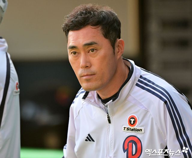 3일 오후 서울 송파구 잠실야구장에서 열린 '2025 신한 SOL Bank KBO리그' KIA 타이거즈와 두산 베어스의 경기, 경기 전 두산 조성환 감독대행이 KIA 더그아웃을 향해 인사를 하고 있다. 잠실, 김한준 기자