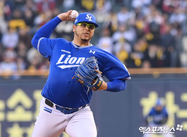 15일 오후 서울 송파구 잠실야구장에서 열린 '2025 신한 SOL Bank KBO리그' 삼성 라이온즈와 LG 트윈스의 경기, 1회말 삼성 선발투수 후라도가 공을 힘차게 던지고 있다. 엑스포츠뉴스 DB
