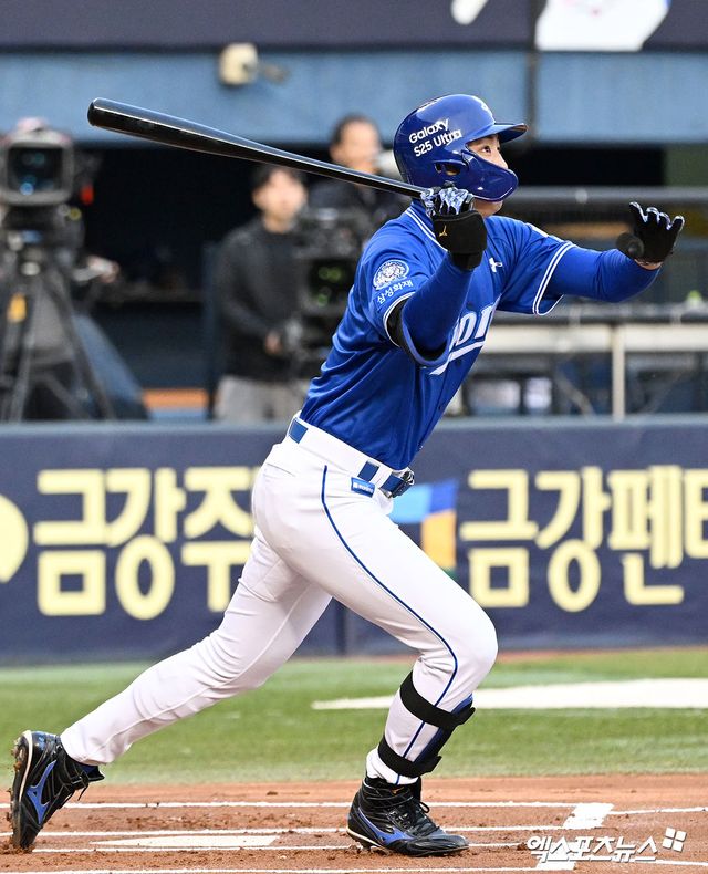 16일 오후 서울 송파구 잠실야구장에서 열린 '2025 신한 SOL Bank KBO리그' 삼성 라이온즈와 LG 트윈스의 경기, 1회초 1사 1루 삼성 구자욱이 2루타를 날리고 있다. 엑스포츠뉴스 DB