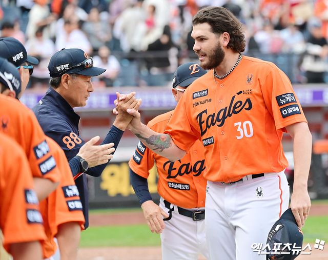 17일 오후 대전 한화생명 볼파크에서 열린 '2025 신한 SOL Bank KBO리그' SSG 랜더스와 한화 이글스의 더블헤더 1차전 경기, 한화가 8이닝 2피안타 1볼넷 18탈삼진 무실점 괴력투를 선보인 폰세의 호투에 힘입어 SSG에 1:0 승리를 거뒀다. 이날 경기에서 승리한 한화 폰세가 코칭스태프들과 하이파이브를 하고 있다. 엑스포츠뉴스 DB