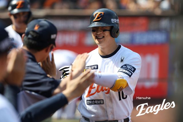 3일 대전 한화생명 볼파크에서 열린 2025 신한 SOL Bank KBO리그 KT 위즈와 한화 이글스의 경기, 한화가 KT에 10-1 대승을 거두고 시즌 전적 35승24패를 만들었다. 한화 이진영은 1안타(1홈런) 2볼넷 2타점 2득점으로 팀 승리를 이끌었다. 한화 이글스