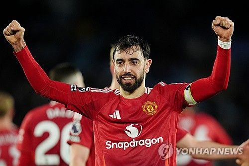 맨체스터 유나이티드의 심장 브루노 페르난데스가 사우디아라비아 알힐랄의 천문학적인 제안을 거절했다. 최근 알힐랄은 6월 중순부터 미국에서 열리는 FIFA 클럽월드컵을 위해 핵심 선수를 영입하길 원했고, 페르난데스에게 최종 제안을 넣었다. 페르난데스가 알힐랄의 제안을 받아들이면 현재 맨유에서 받는 연봉보다 최대 4배 이상 뛰게 된다. 그러나 페르난데스는 가족들과 상의 끝에 알힐랄의 제안을 거부한 것으로 알려졌다. 연합뉴스