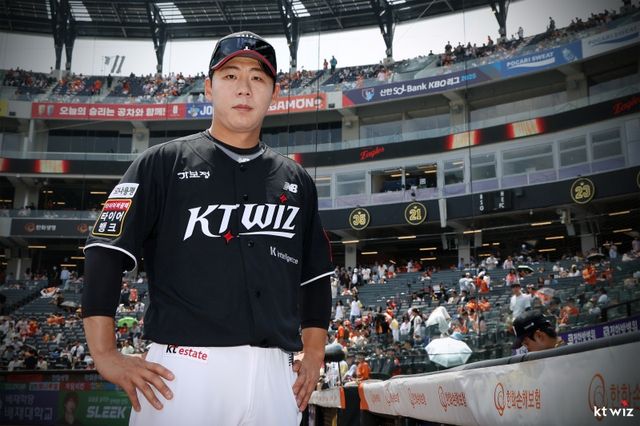 KT 위즈는 지난 2일 롯데 자이언츠에 투수 박세진을 보내고 외야수 이정훈을 영입하는 트레이드를 단행했다. 곧바로 KT 선수단에 합류한 이정훈은 3일 대전 한화생명 볼파크에서 열리는 2025 신한 SOL Bank KBO리그 한화 이글스와의 원정경기를 앞두고 1군 등록, 1루수 겸 2번타자로 선발 라인업에 이름을 올렸다. KT 위즈