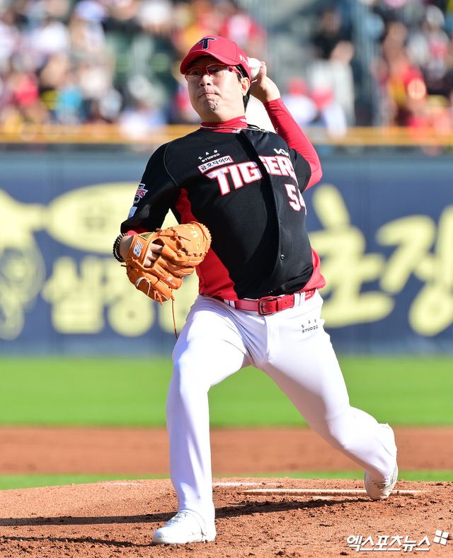 3일 오후 서울 송파구 잠실야구장에서 열린 '2025 신한 SOL Bank KBO리그' KIA 타이거즈와 두산 베어스의 경기, 1회말 KIA 선발투수 양현종이 공을 힘차게 던지고 있다. 잠실, 김한준 기자