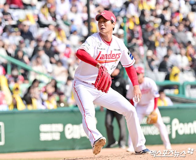 15일 오후 인천SSG랜더스필드에서 열린 '2025 신한 SOL Bank KBO리그' LG 트윈스와 SSG 랜더스의 시범경기, 6회초 SSG 김광현이 공을 힘차게 던지고 있다. 엑스포츠뉴스 DB