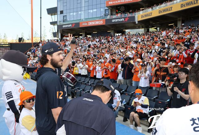 3일 대전 한화생명 볼파크에서 열린 2025 신한 SOL Bank KBO리그 KT 위즈와 한화 이글스의 경기, 한화가 KT에 10-1 대승을 거두고 시즌 전적 35승24패를 만들었다. 선발투수 코디 폰세는 6이닝 2피안타 1볼넷 7탈삼진 무실점 호투로 시즌 9승을 달성, 다승 단독 선두로 올라섰다. 한화 이글스