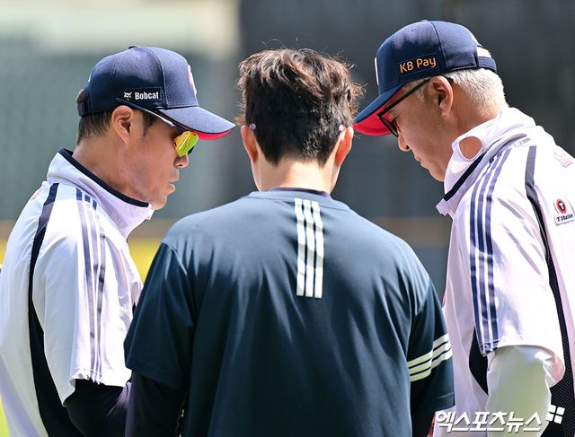 3일 오후 서울 송파구 잠실야구장에서 열리는 '2025 신한 SOL Bank KBO리그' KIA 타이거즈와 두산 베어스의 경기, 두산 조성환 감독대행이 고토 코치와 대화를 나누고 있다. 잠실, 김한준 기자