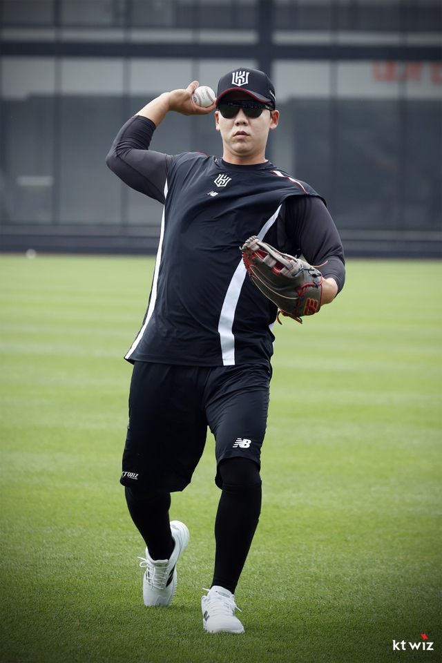 KT 위즈는 지난 2일 롯데 자이언츠에 투수 박세진을 보내고 외야수 이정훈을 영입하는 트레이드를 단행했다. 곧바로 KT 선수단에 합류한 이정훈은 3일 대전 한화생명 볼파크에서 열리는 2025 신한 SOL Bank KBO리그 한화 이글스와의 원정경기를 앞두고 1군 등록, 1루수 겸 2번타자로 선발 라인업에 이름을 올렸다. KT 위즈