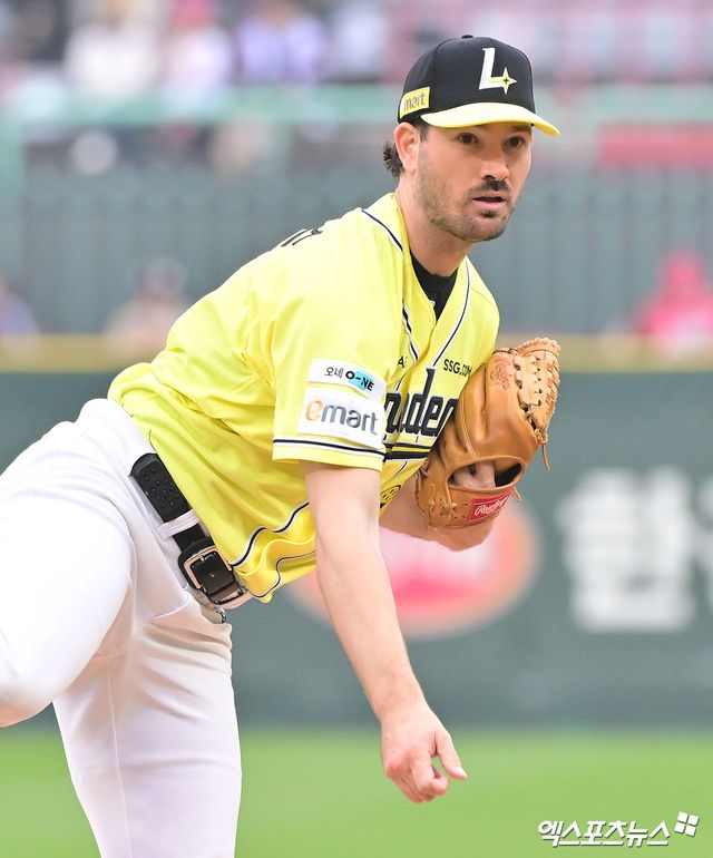 10일 오후 인천SSG랜더스필드에서 열린 '2025 신한 SOL Bank KBO리그' KIA 타이거즈와 SSG 랜더스의 경기, 1회초 SSG 선발투수 앤더슨이 공을 힘차게 던지고 있다. 엑스포츠뉴스 DB