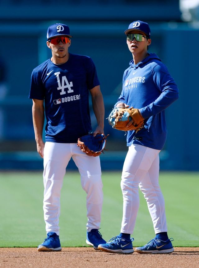 LA 다저스 소식을 다루는 매체 다저스웨이가 3일 다저스의 김혜성 활용법에 대해 강하게 비판했다. 매체는 김혜성이 공격과 수비에서 더 나은 성적을 보여주고 있음에도 미겔 로하스보다 우선순위에서 밀린 상황이라는 점을 강조했다. AFP 연합뉴스