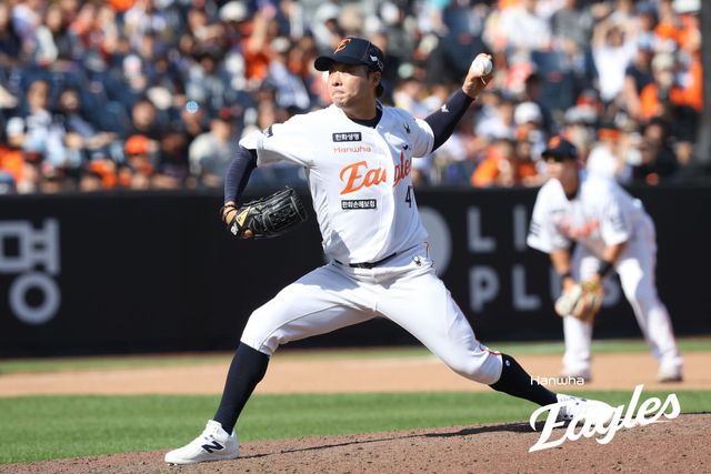 3일 대전 한화생명 볼파크에서 열린 2025 신한 SOL Bank KBO리그 KT 위즈와 한화 이글스의 경기, 한화가 KT에 10-1 대승을 거두고 시즌 전적 35승24패를 만들었다. 한화 김범수는 1이닝 무실점을 기록하며 팀 승리에 힘을 보탰다. 한화 이글스