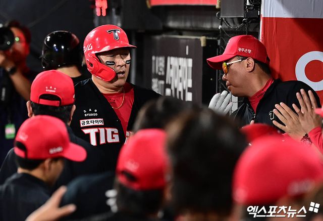 20일 오후 경기도 수원케이티위즈파크에서 열린 '2025 신한 SOL Bank KBO리그' KIA 타이거즈와 KT 위즈의 경기, 6회초 2사 2루 KIA 최형우가 KT 원상현 상대로 2점 홈런을 때려낸 뒤 더그아웃에서 이범호 감독과 하이파이브를 나누고 있다. 엑스포츠뉴스 DB