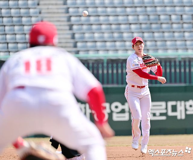 15일 오후 인천SSG랜더스필드에서 열린 '2025 신한 SOL Bank KBO리그' LG 트윈스와 SSG 랜더스의 시범경기, 3회초 1사 1루 SSG 박성한이 LG 홍창기의 내야땅볼때 신민재를 포스아웃 시킨 후 1루로 송구하고 있다. 엑스포츠뉴스 DB