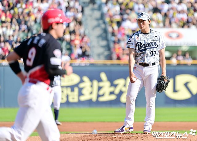 3일 오후 서울 송파구 잠실야구장에서 열린 '2025 신한 SOL Bank KBO리그' KIA 타이거즈와 두산 베어스의 경기, 1회초 무사 1,2루 두산 곽빈이 KIA 윤도현에게 볼넷을 허용한 후 아쉬워하고 있다. 잠실, 김한준 기자