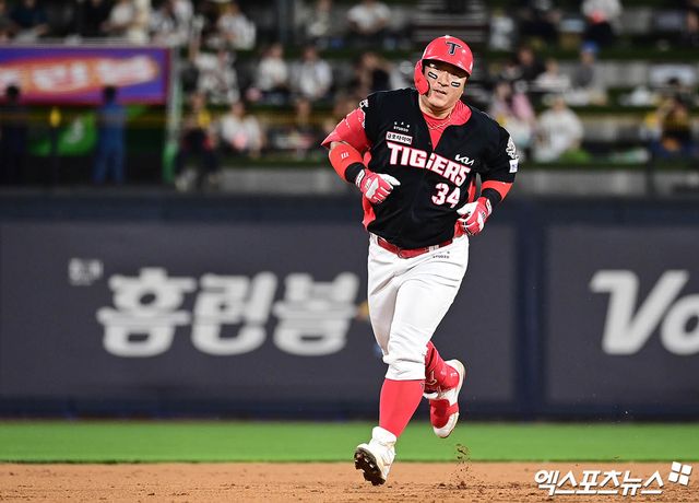 20일 오후 경기도 수원케이티위즈파크에서 열린 '2025 신한 SOL Bank KBO리그' KIA 타이거즈와 KT 위즈의 경기, 6회초 2사 2루 KIA 최형우가 KT 원상현 상대로 2점 홈런을 때려내고 있다. 엑스포츠뉴스 DB