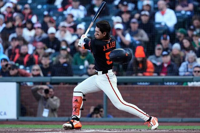 샌프란시스코 자이언츠 이정후가 2025 미국 메이저리그 정규시즌 경기에서 타격하고 있다. 이정후는 3일 샌디에이고 파드리스전에 2번 타자로 선발 출전한다. AP 연합뉴스