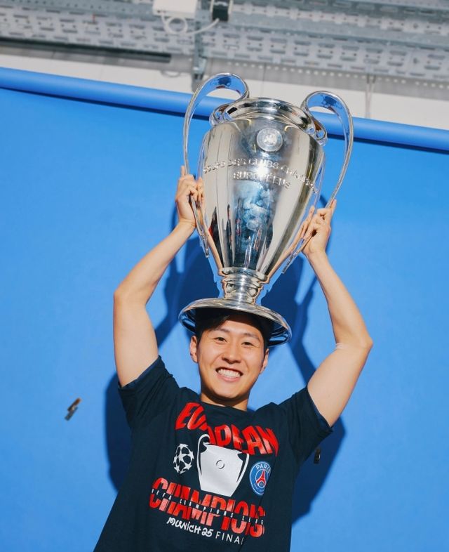 이탈리아 세리에A 챔피언 나폴리가 이강인 영입에 적극적으로 나서고 있다. 이탈리아 언론에 따르면 나폴리는 이강인의 현 소속팀인 프랑스 파리 생제르맹(PSG)의 이적 허가가 떨어지면 이강인, PSG와 본격 접촉해 이적료와 연봉을 조율하고 입단을 성사시킨다는 계획이다. 선임대 후이적 카드도 고려하고 있다. 연합뉴스