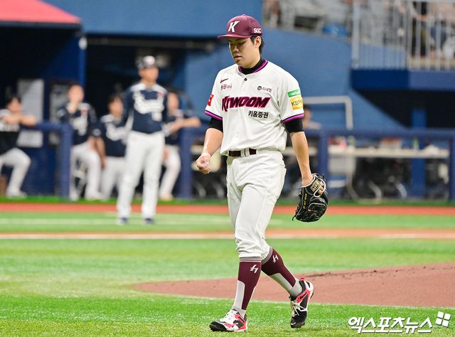 지난 4월 23일 오후 서울 구로구 고척스카이돔에서 열린 '2025 신한 SOL Bank KBO리그' 두산 베어스와 키움 히어로즈의 경기, 1회초 수비를 마친 키움 선발투수 김윤하가 더그아웃으로 향하고 있다. 엑스포츠뉴스 DB