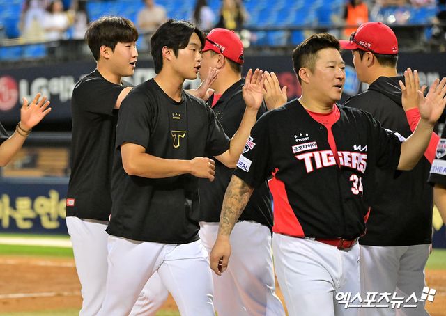 29일 오후 서울 송파구 잠실야구장에서 열린 '2025 신한 SOL Bank KBO리그' KIA 타이거즈와 LG 트윈스의 경기, KIA가 6회 6점을 뽑아내는 빅이닝을 기록하며 LG에 12:2 대승을 거뒀다, 이날 경기에서 승리한 KIA 이범호 감독이 선수들과 함께 기뻐하고 있다. 잠실, 김한준 기자