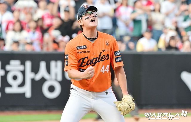 17일 오후 대전 한화생명 볼파크에서 열린 '2025 신한 SOL Bank KBO리그' SSG 랜더스와 한화 이글스의 더블헤더 1차전 경기, 한화가 8이닝 2피안타 1볼넷 18탈삼진 무실점 괴력투를 선보인 폰세의 호투에 힘입어 SSG에 1:0 승리를 거뒀다. 이날 경기에서 승리한 한화 김서현이 기뻐하고 있다. 엑스포츠뉴스DB