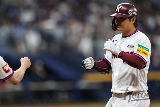 29일 오후 서울 구로구 고척스카이돔에서 열린 2025 신한 SOL Bank KBO리그 삼성 라이온즈와 키움 히어로즈의 경기, 6번타자 겸 지명타자로 출전한 키움 이주형이 5타수 4안타 2타점 2득점을 기록, 자신의 데뷔 첫 멀티히트 경기를 만들었다. 키움 히어로즈