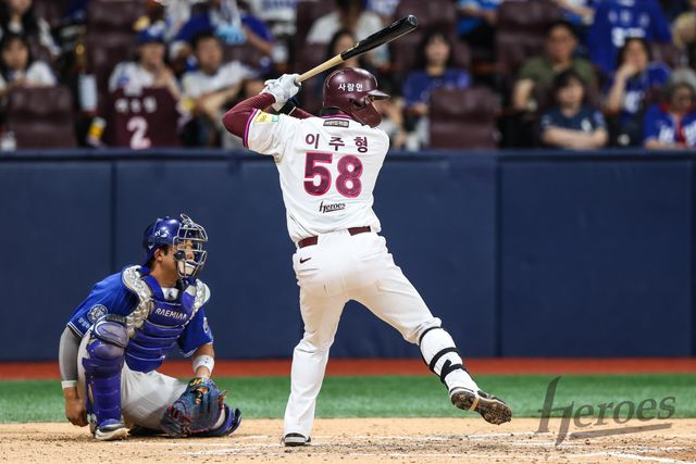 29일 오후 서울 구로구 고척스카이돔에서 열린 2025 신한 SOL Bank KBO리그 삼성 라이온즈와 키움 히어로즈의 경기, 6번타자 겸 지명타자로 출전한 키움 이주형이 5타수 4안타 2타점 2득점을 기록, 자신의 데뷔 첫 멀티히트 경기를 만들었다. 키움 히어로즈