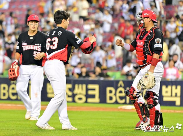 29일 오후 서울 송파구 잠실야구장에서 열린 '2025 신한 SOL Bank KBO리그' KIA 타이거즈와 LG 트윈스의 경기, KIA가 6회 6점을 뽑아내는 빅이닝을 기록하며 LG에 12:2 대승을 거뒀다, 이날 경기에서 승리한 KIA 선수들이 기뻐하고 있다. 잠실, 김한준 기자