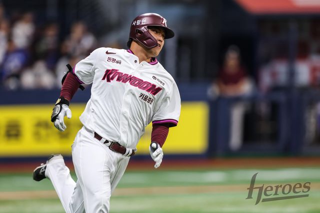 29일 오후 서울 구로구 고척스카이돔에서 열린 2025 신한 SOL Bank KBO리그 삼성 라이온즈와 키움 히어로즈의 경기, 6번타자 겸 지명타자로 출전한 키움 이주형이 5타수 4안타 2타점 2득점을 기록, 자신의 데뷔 첫 멀티히트 경기를 만들었다. 키움 히어로즈