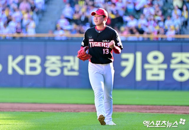 29일 오후 서울 송파구 잠실야구장에서 열린 '2025 신한 SOL Bank KBO리그' KIA 타이거즈와 LG 트윈스의 경기, 3회말 수비를 마친 KIA 윤영철이 주먹을 불끈 쥐고 있다. 잠실, 김한준 기자