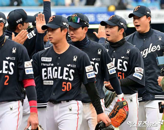 5일 오후 대구삼성라이온즈파크에서 열린 '2025 신한 SOL Bank KBO리그' 한화 이글스와 삼성 라이온즈의 경기, 한화가 문현빈의 역전 스리런 홈런에 힘입어 삼성에 7:6 역전승을 거두며 4연패에서 탈출했다. 이날 경기에서 승리한 한화 선수들이 기뻐하고 있다. 엑스포츠뉴스DB